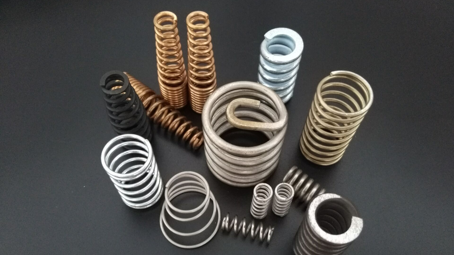 壓縮彈簧和扭轉彈簧有什么不一樣？