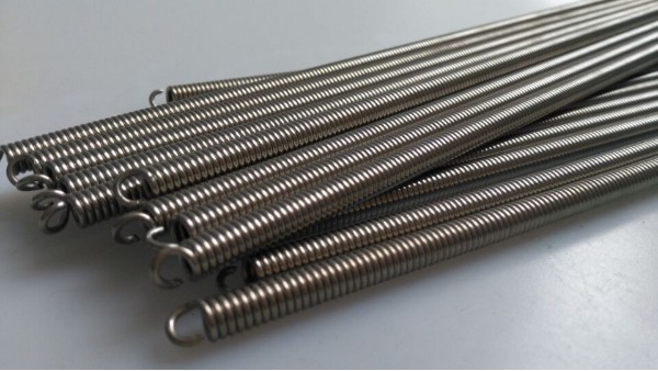 不銹鋼與碳素鋼定做的彈簧差別有什么？